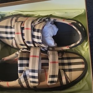 Burberry sneakers size 34